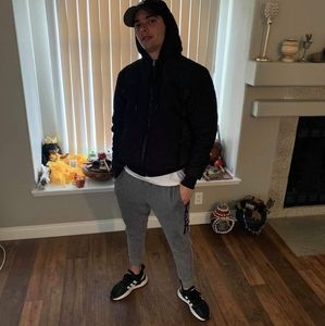 Meet your Posher, Rayniel